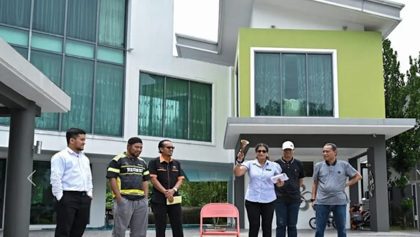 3 kereta mewah, 727 barangan peribadi Datuk Seri Vida dilelong RM1 juta