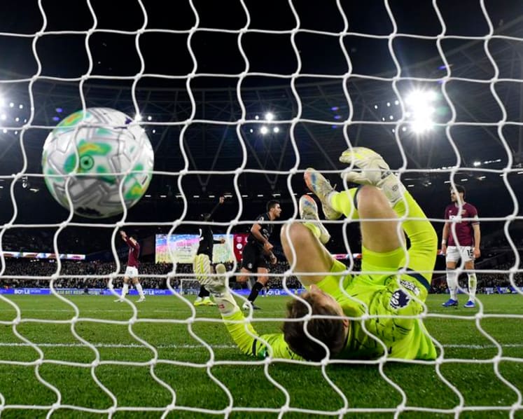 Man City lose ground on Arsenal with draw at West Ham