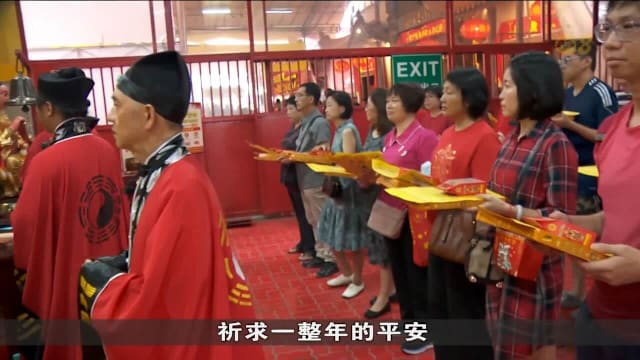 农历新年庙宇香火盛 超千人拜太岁祈福