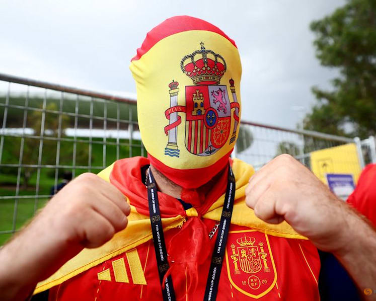 Spain fans keep Manolo's drumbeat alive in Mexico