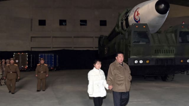 金正恩女儿首次亮相 与父牵手视察导弹试射