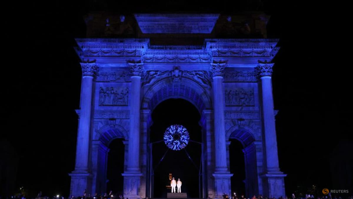 Italy's Tomba and Compagnoni share honour of lighting Milan cauldron