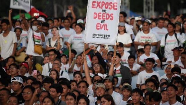 菲2万人参与反贪示威 示威者扎营守到第三天
