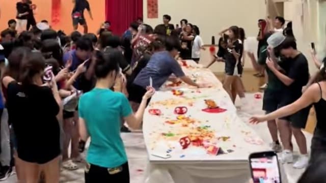 南大生捞起时互扔食材 校方：将辅导涉事学生