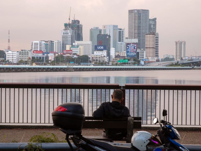 Malaysian govt study warns of 'brain drain', finds 3 in 4 M'sians living, working in S'pore skilled or semi-skilled