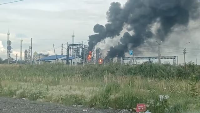 乌军空袭俄罗斯最大炼油厂