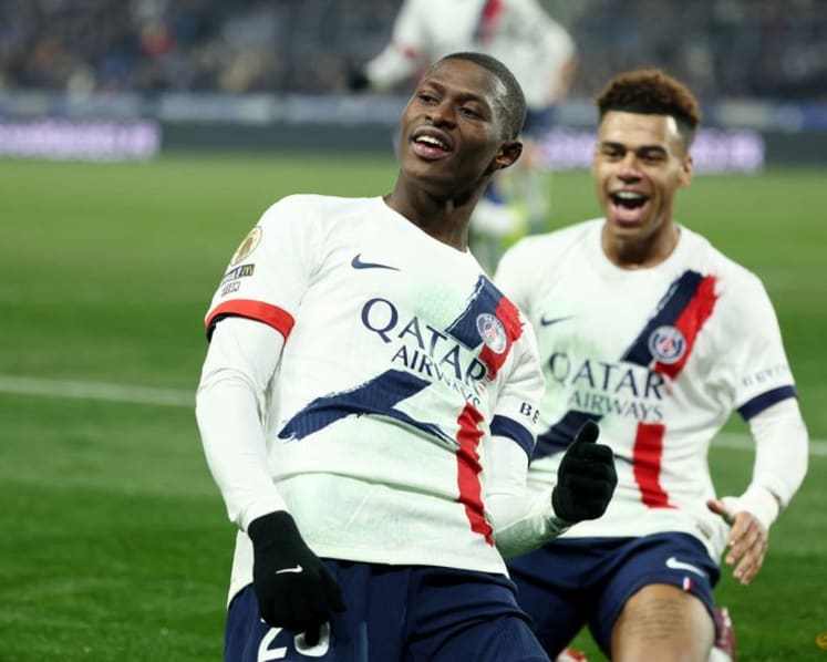 PSG score late winner as they go back to top of Ligue 1