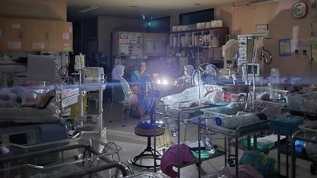 泰国合艾医院断电断水 医护人员黑暗中照顾新生儿获赞