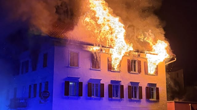 瑞士两栋公寓夜间发生火灾 5人失踪19人受伤