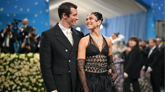 亲口证实与Callum Turner订婚　Dua Lipa：他太懂我
