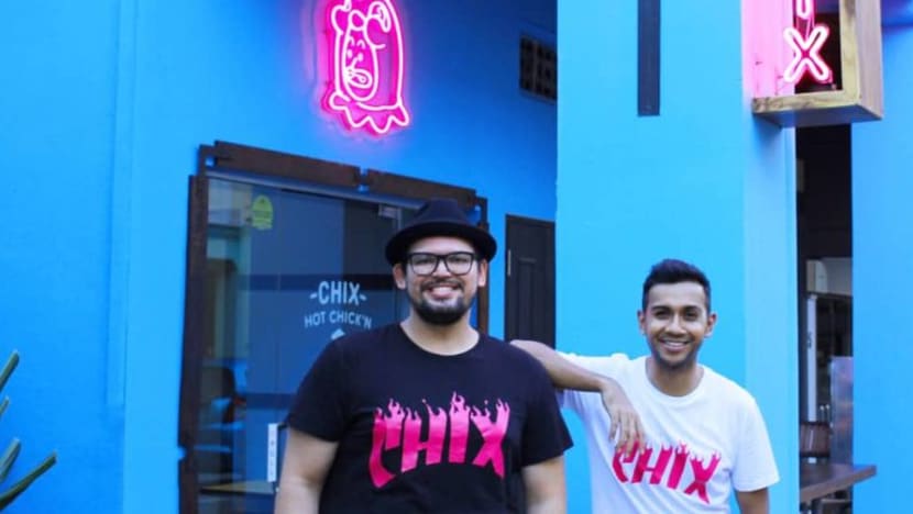 Taufik Batisah kini jadi tauke restoran ayam goreng - Chix Hot Chicken!