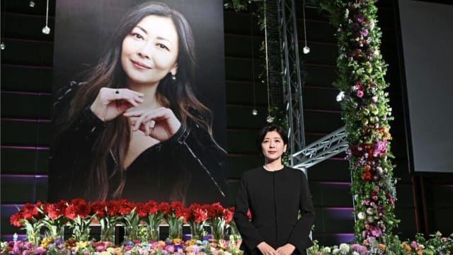 万人泪别中山美穗！妹妹哭求：请永远记住姐姐
