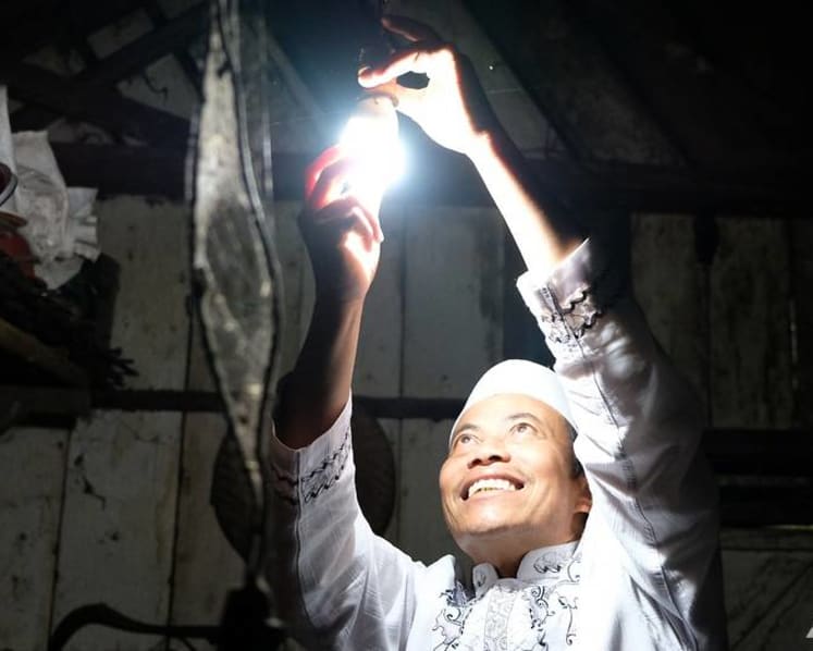 This farmer gave 600 homes cheap electricity that the power company couldn't