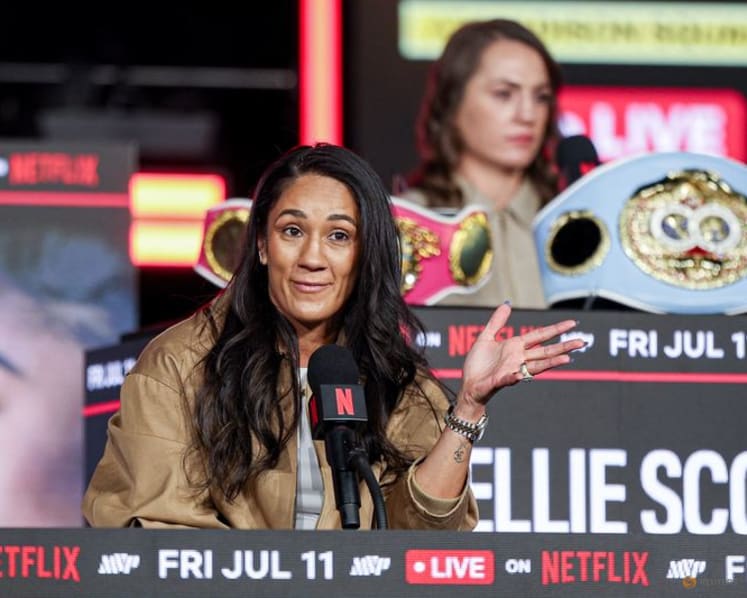 Serrano beats Tellez to retain world titles