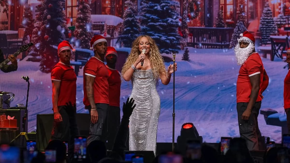 Mariah Carey surprises Manila crowd with first tour performance of All I Want For Christmas Is You