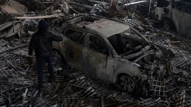 俄军再袭敖德萨 住宅楼遭无人机击中导致一名老妇身亡