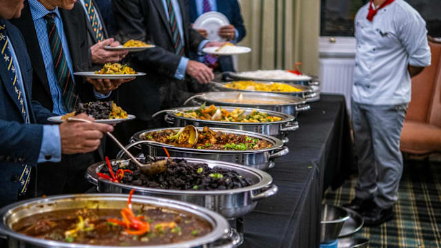 精制淀粉、高糖饮料、隐藏脂肪……享受自助餐不怕血糖造次！