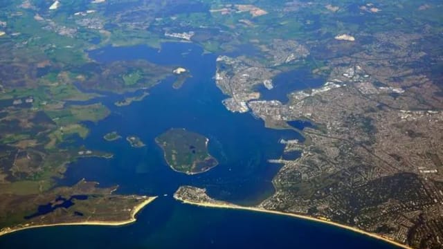 英格兰普尔港泄漏事故 约200桶液体流入海中