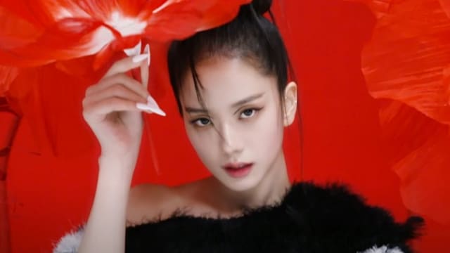 曾被亲戚叫“猴子”　Jisoo中学顶蘑菇头长这样