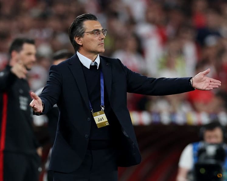 Montella sticks with experience in Turkey World Cup squad