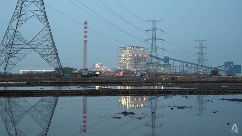 'Kenapa harus bangun satu lagi?': Indonesia genjot transisi energi bersih, tapi PLTU batu bara masih terus dibangun