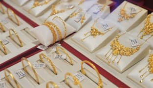 Analysis:Gold's record rally falters as bulls run into Fed rate expectations, stronger dollar
