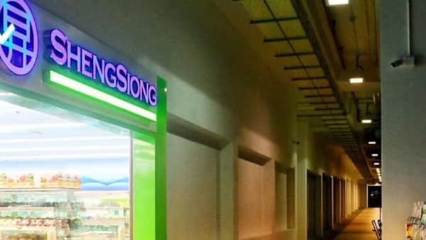 Wanita saman Sheng Siong, pekerja selepas dilanggar troli bawa beg beras di cawangannya