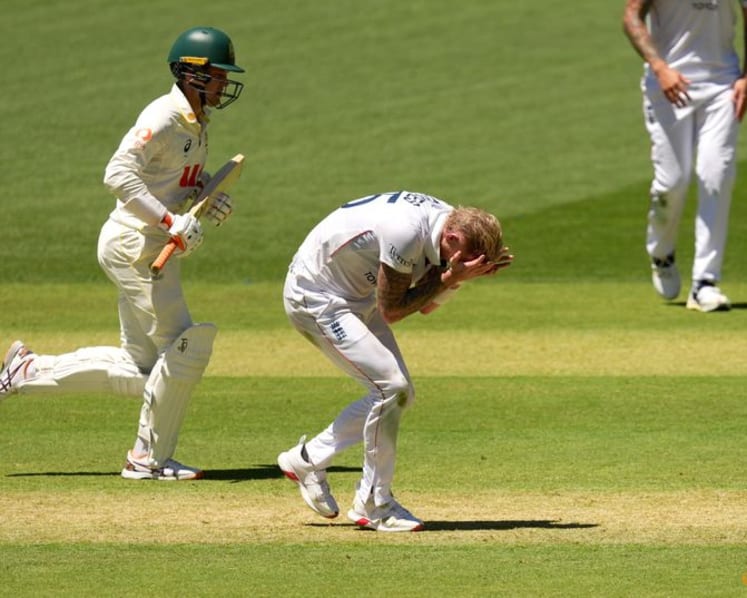 Khawaja defies career obituaries with half-century in third Ashes test
