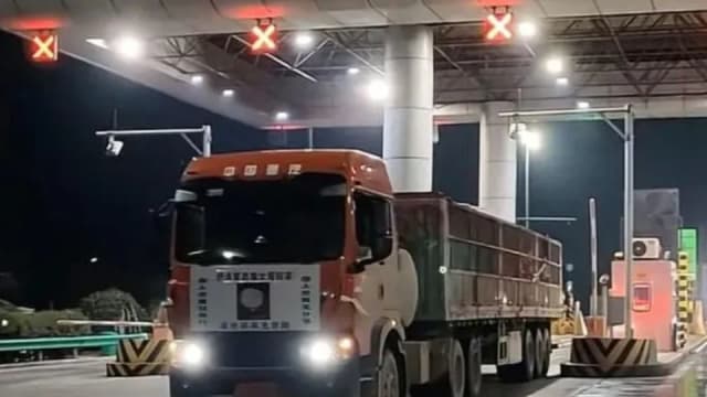 中国卡车司机为省钱高反离世 同行接力2400公里运骨灰回家