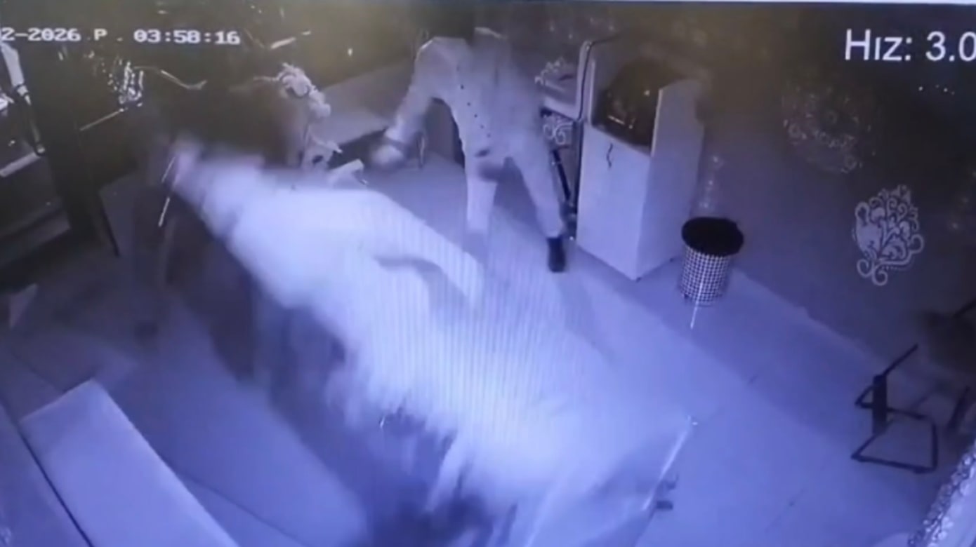 土耳其窃贼开叉车破门抢金饰 骑驴逃走终落网