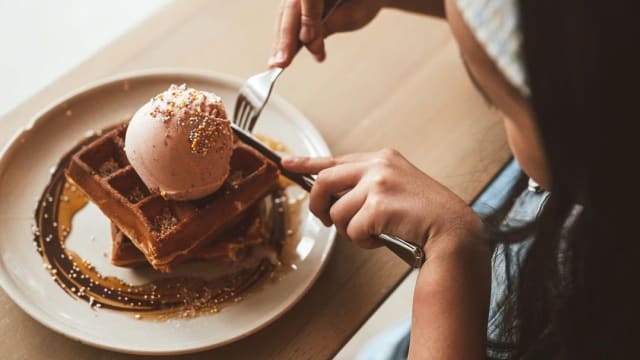 #sgdeals 庆祝International Waffle Day　Creamier威化饼买一送一！