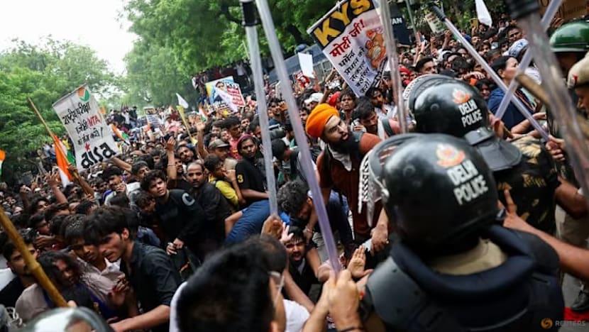   Gerakan 'lipas' di India ikrar tunjuk perasaan hingga menteri pendidikan letak jawatan