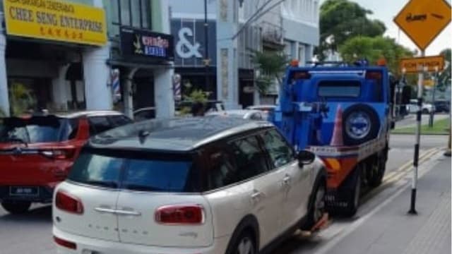 “你的车被拖啦！”狮城车主无视禁停路牌 在新山遭拖走