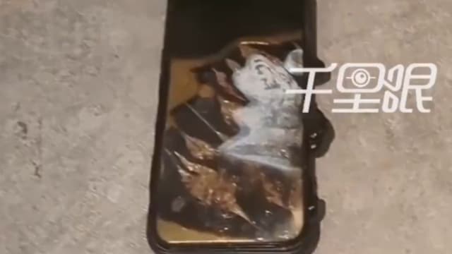手机枕边充电突爆炸 成都女子抱女儿冲出房间