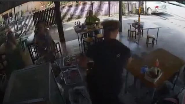 泰游客骑摩托失控闯进餐厅  网民：他肚子饿了   