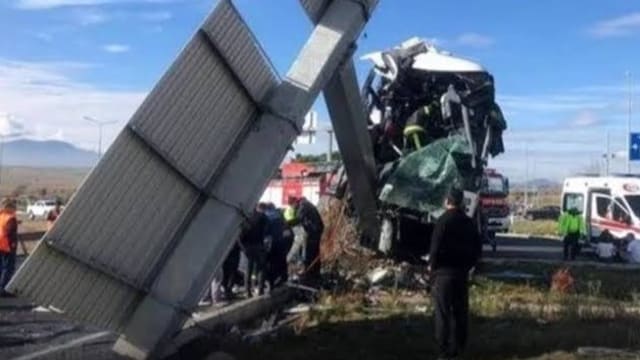 满载泰国游客大巴土耳其出车祸 三人死亡