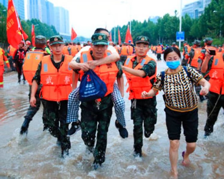 China's Zhengzhou begins clean-up after deadly storms 