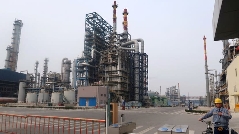 Oil settles up after US crude stocks fall, Fed's 2025 outlook curbs gains