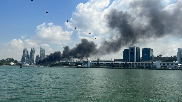 游艇起火 吉宝湾冒出滚滚浓烟