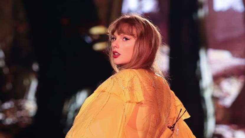 Taylor Swift bocorkan album ke-12 'The Life of a Showgirl' di podcast Travis Kelce