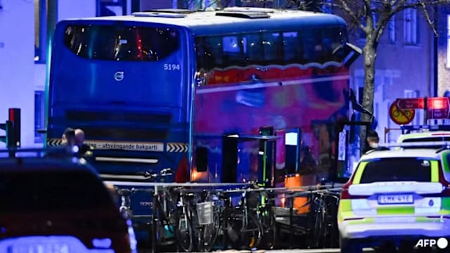 瑞典首都发生巴士冲上人行道事故 造成多人死伤