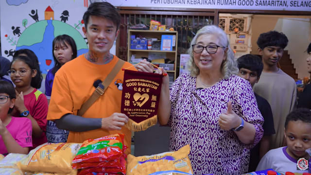 Simonboy 生日成立慈善项目纪念已故爱女Megan，探访孤儿院感触良多