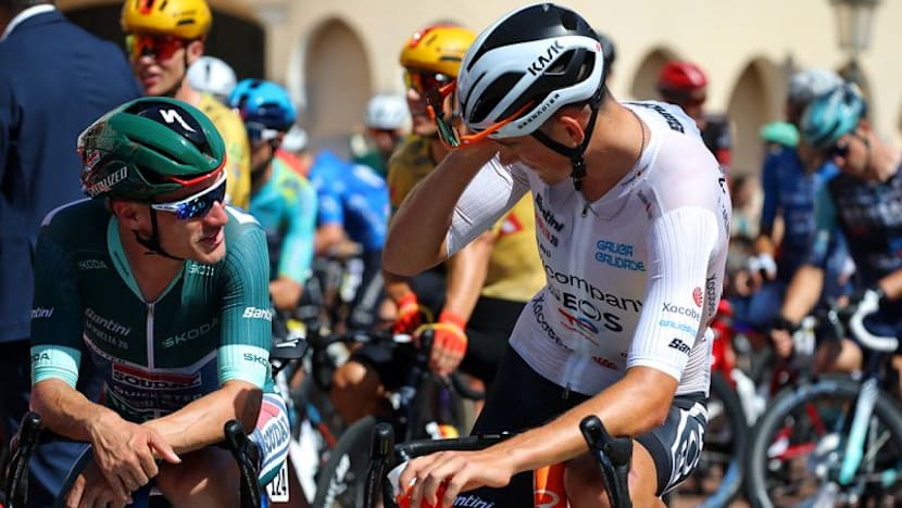 Hayter rips open shorts after Vuelta organisers hand him wrong size