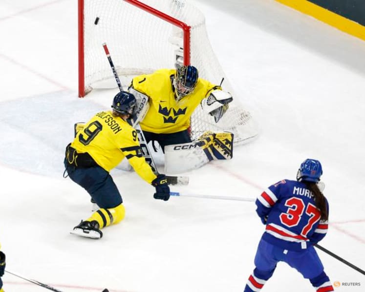 Ice hockey-Swiss fight falls short, bronze up for grabs against Sweden