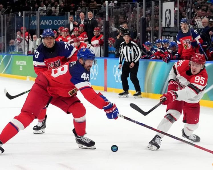 Ice hockey-Czech Republic down Denmark to set up Canada meeting in quarters