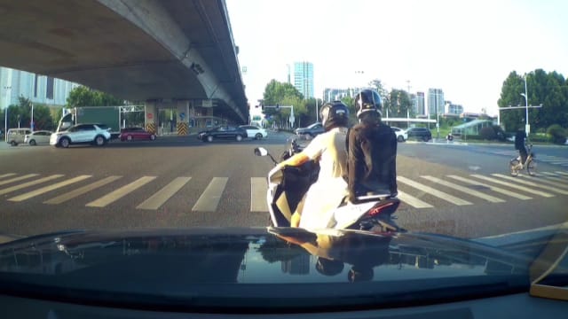 台男红灯猛催油门疑吃豆腐 女乘客当街跳车走人