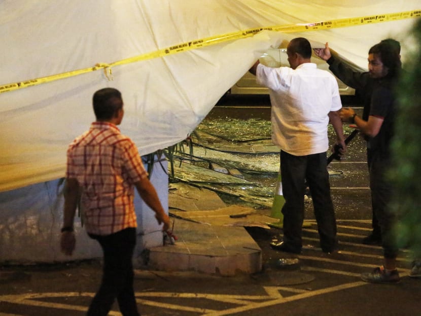 Forensics team examining the scene at the Starbucks along Jalan Thamrin on Jan 15, 2016, where the first bomb was detonated. Photo: Nadarajan Rajendran/TODAY