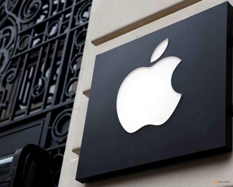 Apple plans to allow external voice-controlled AI chatbots in CarPlay, Bloomberg News reports