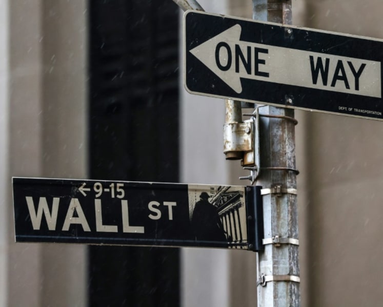 Wall St ends lower as bank CEOs warn of possible pullback, fuelling tech bubble jitters