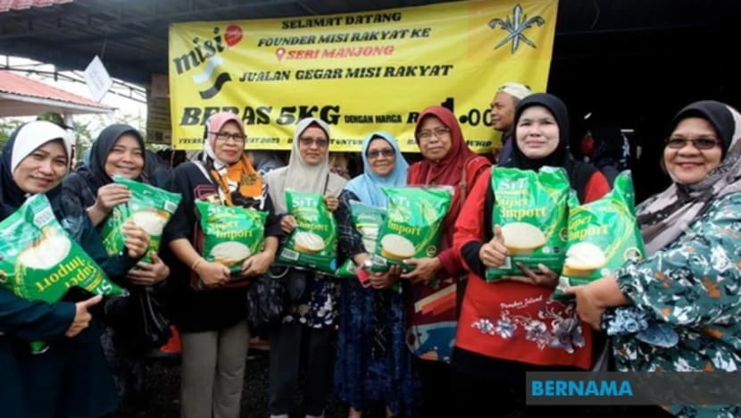 Ribuan penduduk di Lumut beratur beli beras 5kg pada harga RM1 Ribuan penduduk di Lumut beratur beli beras 5kg pada harga RM1